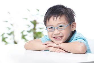 如何及时发现孩子的近视眼?怎样给孩子选择眼镜呢?